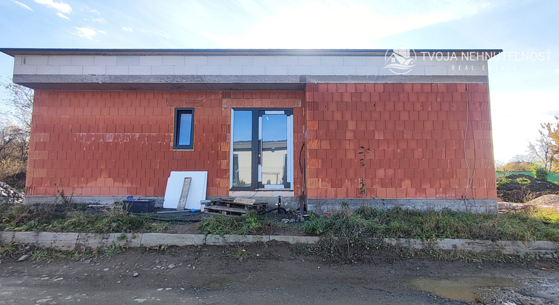 Posledný tehlový 3 izbový rodinný dom na pozemku 280 m2, 2 parkovacie miesta, terasa, záhrada