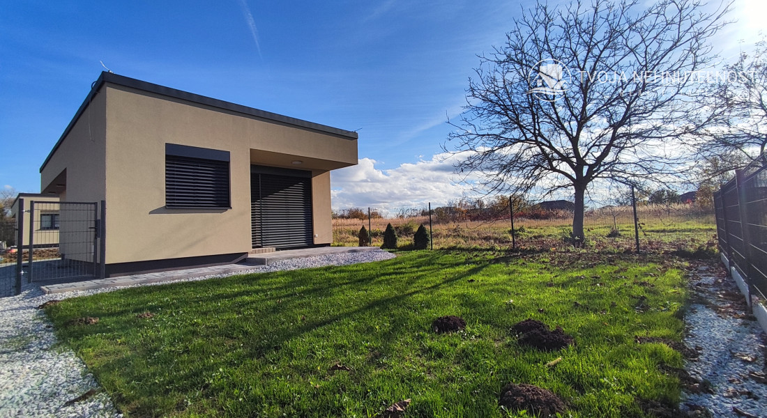 Posledný tehlový 3 izbový rodinný dom na pozemku 280 m2, 2 parkovacie miesta, terasa, záhrada