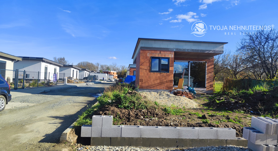 Posledný tehlový 3 izbový rodinný dom na pozemku 280 m2, 2 parkovacie miesta, terasa, záhrada