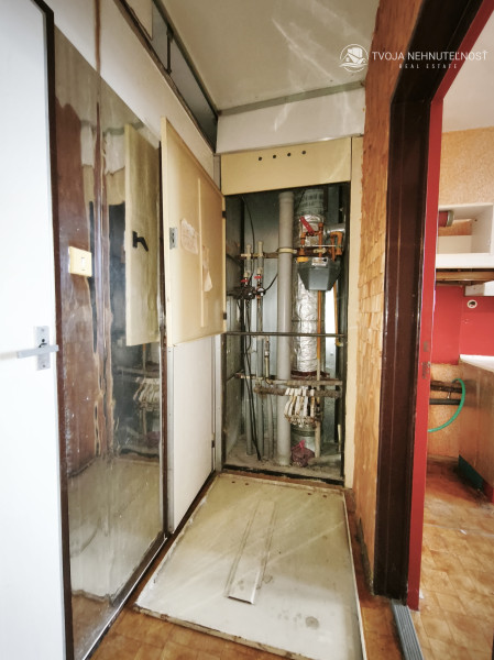 Na predaj vyprataný 2 izbový byt 50 m2, v pôvodnom stave v skvelej lokalite KVP, Jasuschova ulica