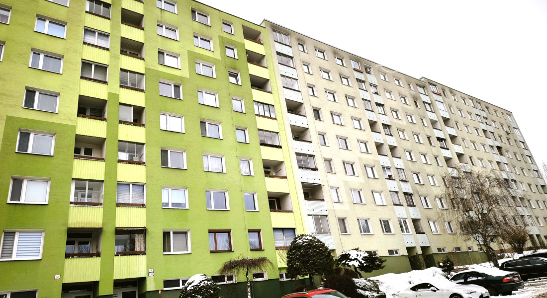 Na predaj vyprataný 2 izbový byt 50 m2, v pôvodnom stave v skvelej lokalite KVP, Jasuschova ulica