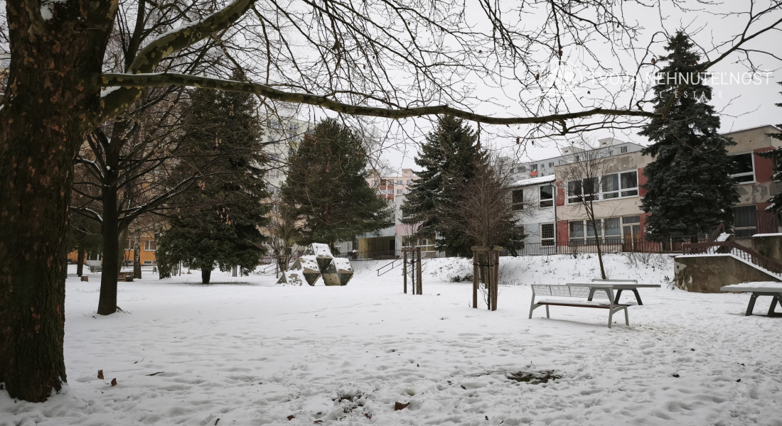 Na predaj vyprataný 2 izbový byt 50 m2, v pôvodnom stave v skvelej lokalite KVP, Jasuschova ulica