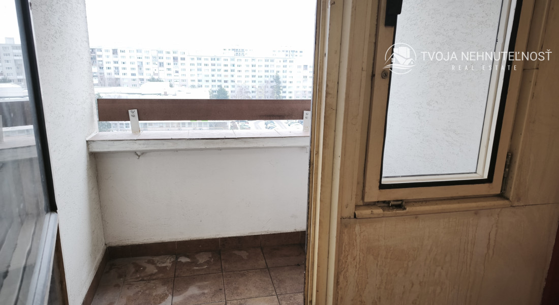 Na predaj vyprataný 2 izbový byt 50 m2, v pôvodnom stave v skvelej lokalite KVP, Jasuschova ulica