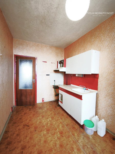 Na predaj vyprataný 2 izbový byt 50 m2, v pôvodnom stave v skvelej lokalite KVP, Jasuschova ulica