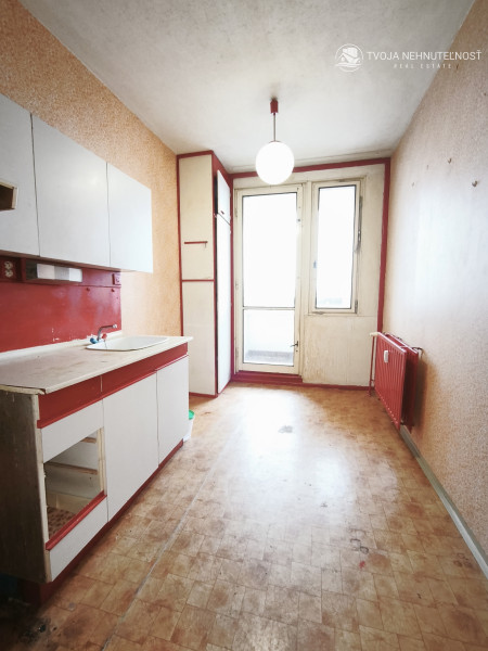 Na predaj vyprataný 2 izbový byt 50 m2, v pôvodnom stave v skvelej lokalite KVP, Jasuschova ulica