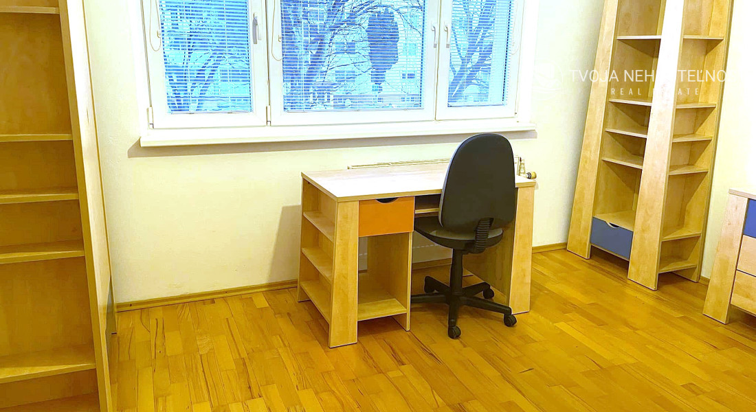 Rezervovaný...3 izbový kompletne zariadený byt, predajom k dispozícii, plne vybavený s loggiou Tomášikova