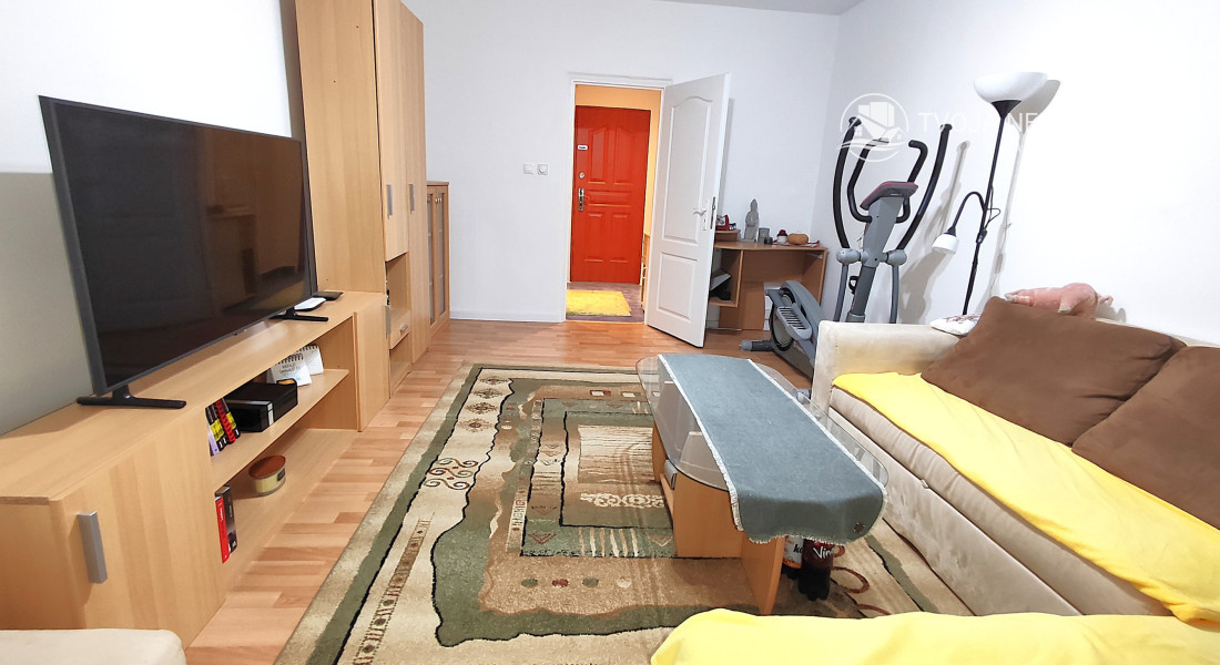 Na predaj 2,5 izbový byt Sekčov Martina Benku, 59 m2, zariadený, prenajatý, s balkónom.