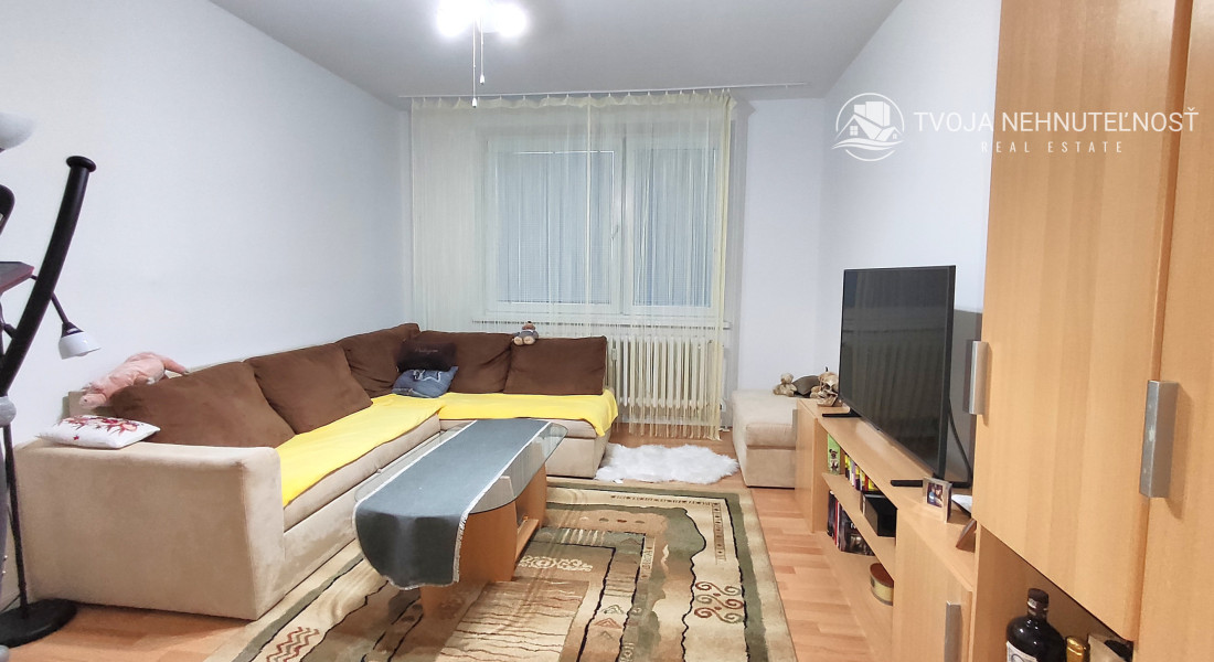 Na predaj 2,5 izbový byt Sekčov Martina Benku, 59 m2, zariadený, prenajatý, s balkónom.
