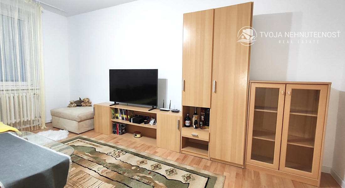 Na predaj 2,5 izbový byt Sekčov Martina Benku, 59 m2, zariadený, prenajatý, s balkónom.