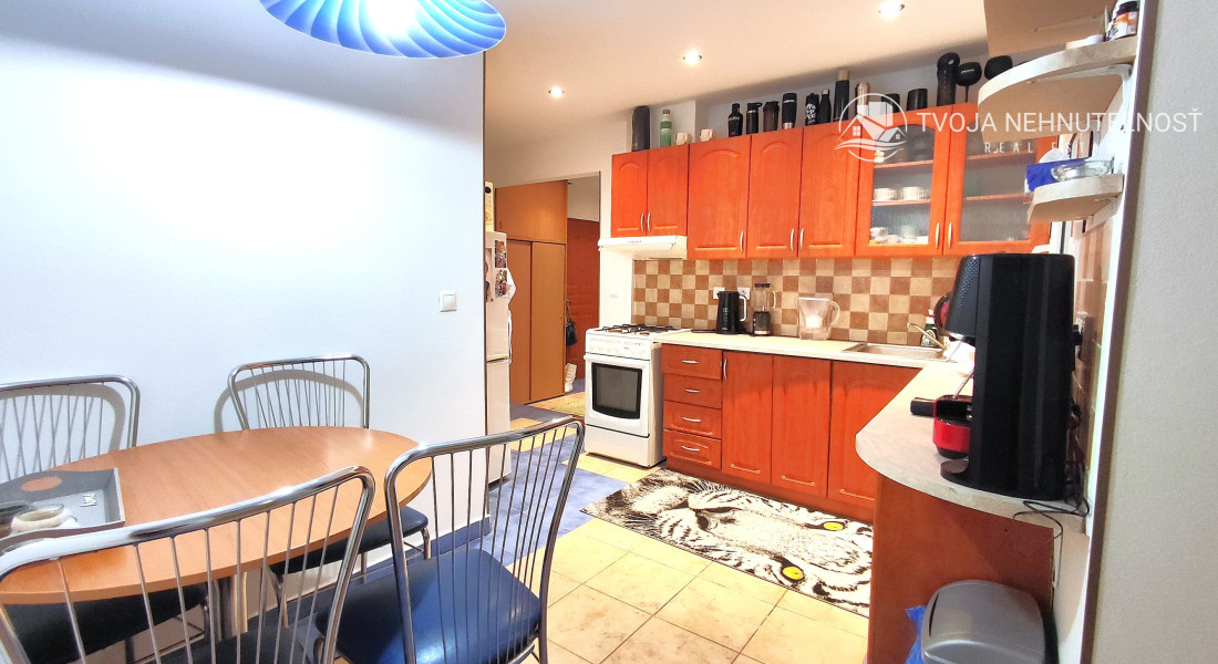 Na predaj 2,5 izbový byt Sekčov Martina Benku, 59 m2, zariadený, prenajatý, s balkónom.