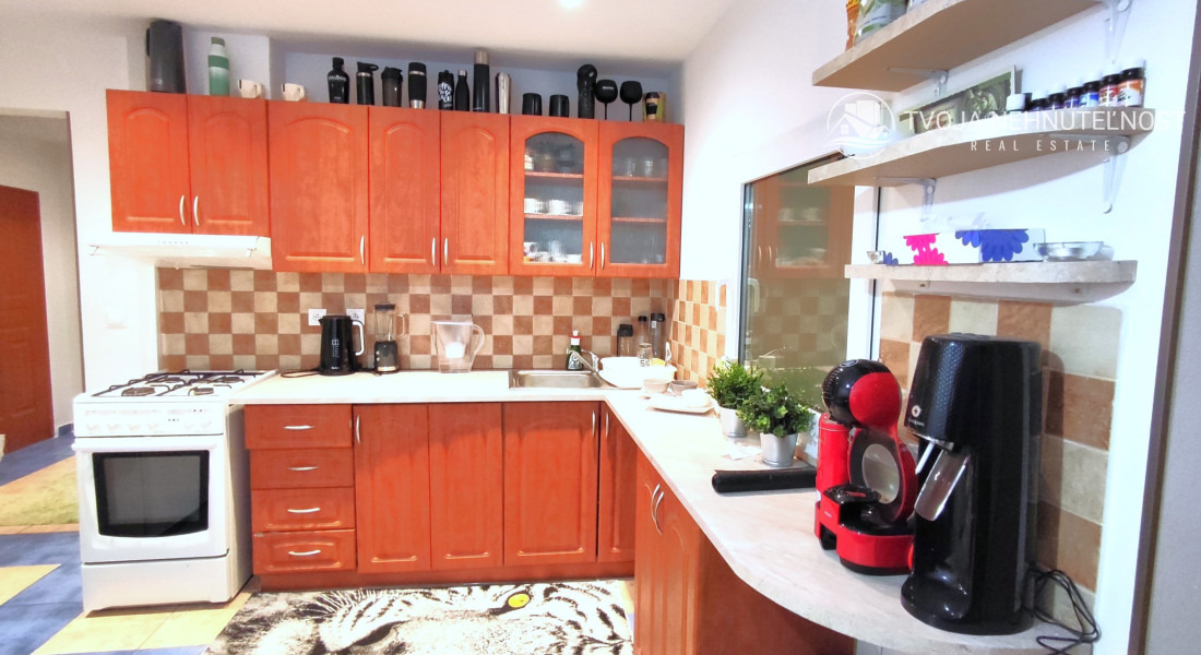 Na predaj 2,5 izbový byt Sekčov Martina Benku, 59 m2, zariadený, prenajatý, s balkónom.