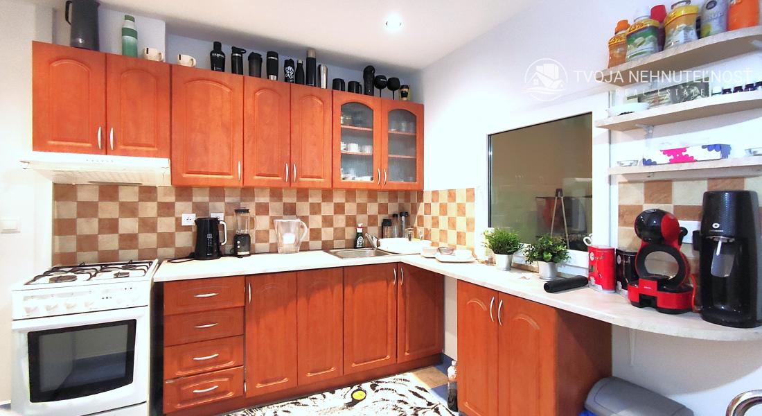 Na predaj 2,5 izbový byt Sekčov Martina Benku, 59 m2, zariadený, prenajatý, s balkónom.