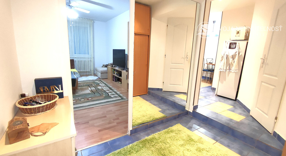 Na predaj 2,5 izbový byt Sekčov Martina Benku, 59 m2, zariadený, prenajatý, s balkónom.