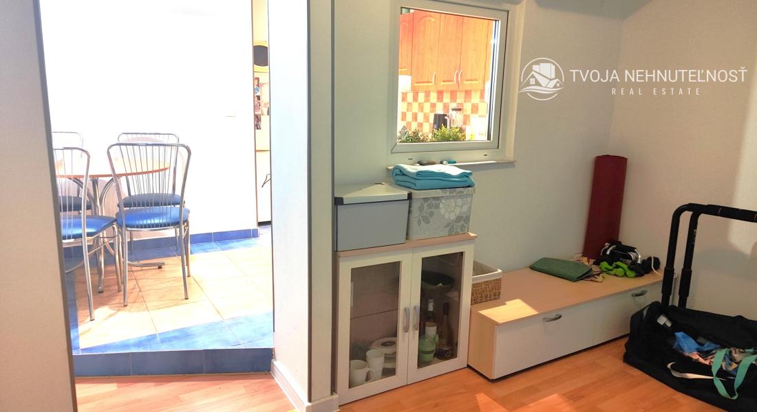 Na predaj 2,5 izbový byt Sekčov Martina Benku, 59 m2, zariadený, prenajatý, s balkónom.