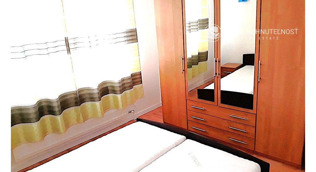 Na predaj 2,5 izbový byt Sekčov Martina Benku, 59 m2, zariadený, prenajatý, s balkónom.