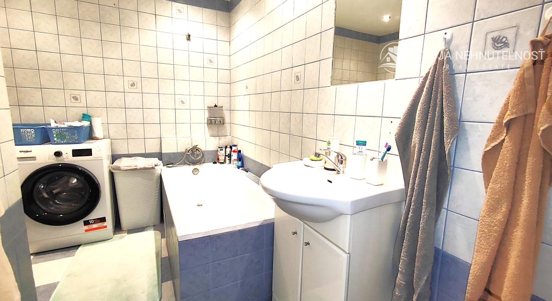 Na predaj 2,5 izbový byt Sekčov Martina Benku, 59 m2, zariadený, prenajatý, s balkónom.