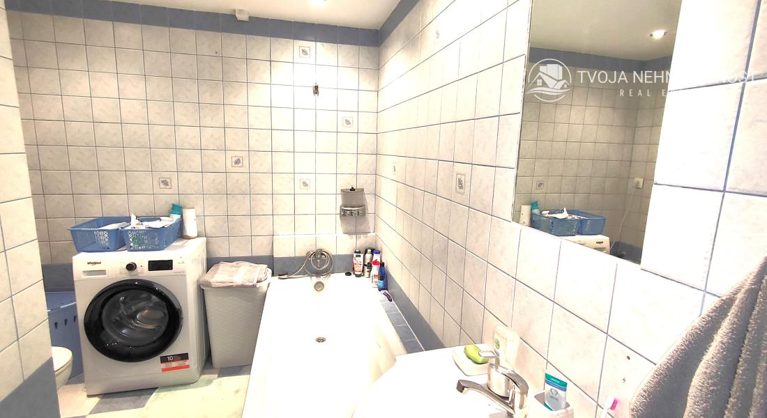 Na predaj 2,5 izbový byt Sekčov Martina Benku, 59 m2, zariadený, prenajatý, s balkónom.