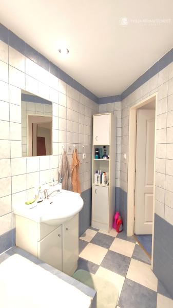 Na predaj 2,5 izbový byt Sekčov Martina Benku, 59 m2, zariadený, prenajatý, s balkónom.