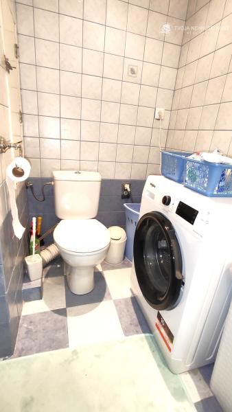 Na predaj 2,5 izbový byt Sekčov Martina Benku, 59 m2, zariadený, prenajatý, s balkónom.