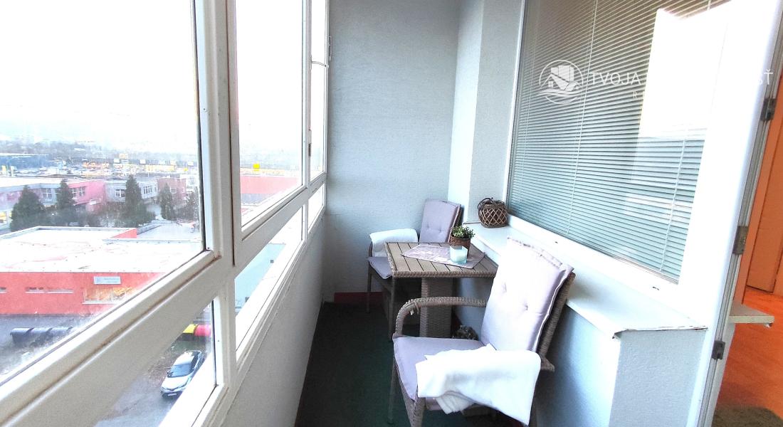 Na predaj 2,5 izbový byt Sekčov Martina Benku, 59 m2, zariadený, prenajatý, s balkónom.