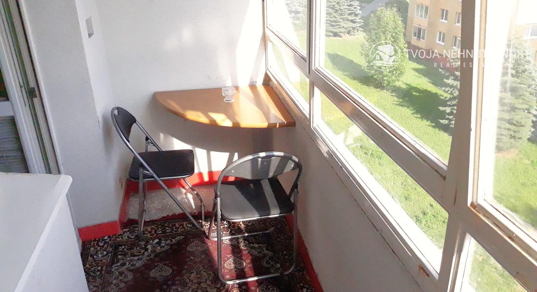 Na predaj 2,5 izbový byt Sekčov Martina Benku, 59 m2, zariadený, prenajatý, s balkónom.