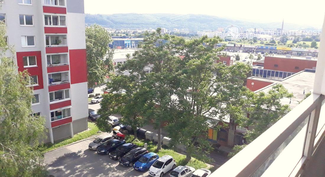 Na predaj 2,5 izbový byt Sekčov Martina Benku, 59 m2, zariadený, prenajatý, s balkónom.