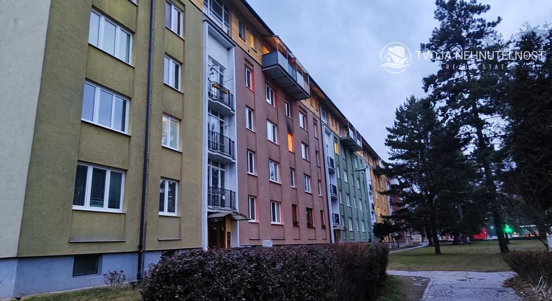 Voľný ihneď.....2 izbový byt Levočská ulica, vlastné kúrenie, balkón, zariadený