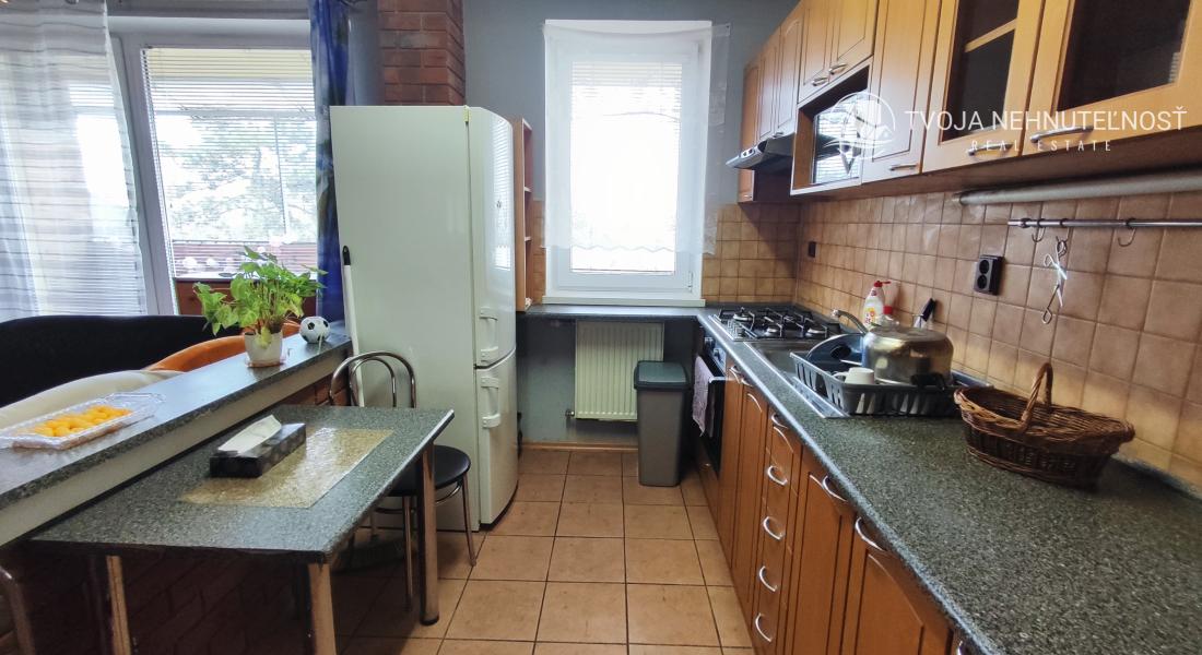 Voľný ihneď.....2 izbový byt Levočská ulica, vlastné kúrenie, balkón, zariadený