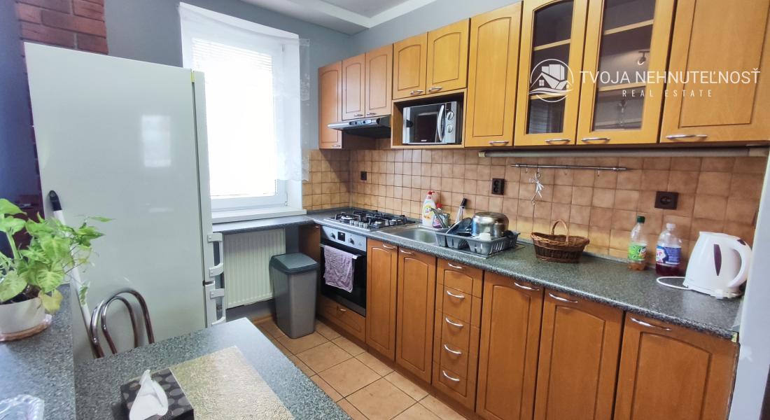 Voľný ihneď.....2 izbový byt Levočská ulica, vlastné kúrenie, balkón, zariadený