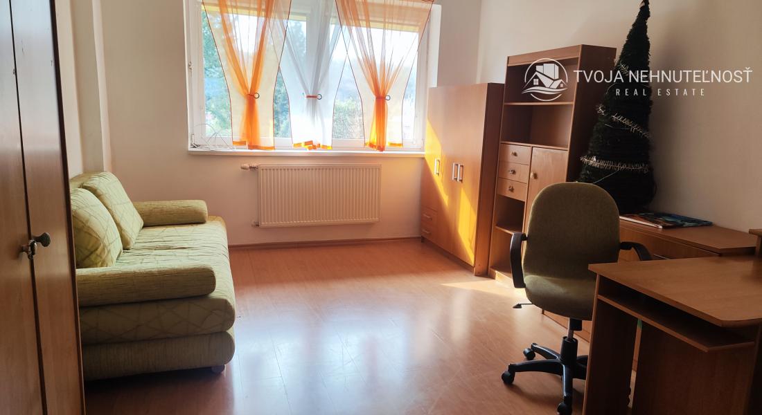 Voľný ihneď.....2 izbový byt Levočská ulica, vlastné kúrenie, balkón, zariadený