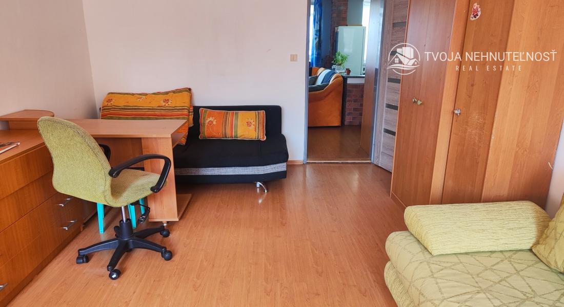 Voľný ihneď.....2 izbový byt Levočská ulica, vlastné kúrenie, balkón, zariadený