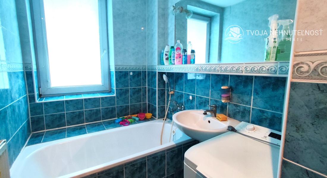 Voľný ihneď.....2 izbový byt Levočská ulica, vlastné kúrenie, balkón, zariadený