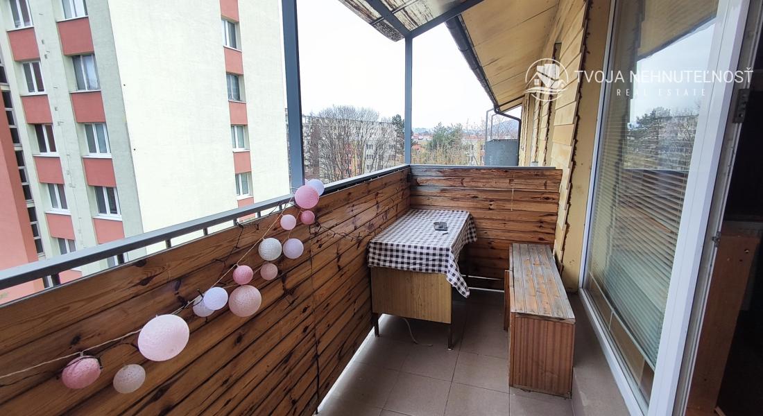 Voľný ihneď.....2 izbový byt Levočská ulica, vlastné kúrenie, balkón, zariadený