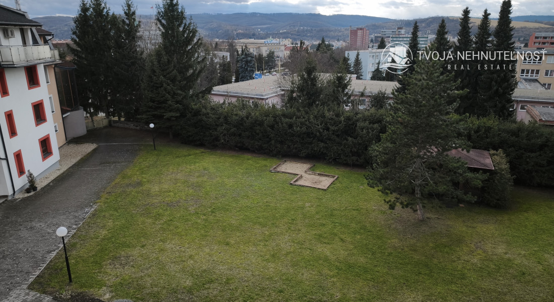 Ihneď voľný 3 izbový priestranný byt s veľkým balkónom, Veselá ulica, zariadený