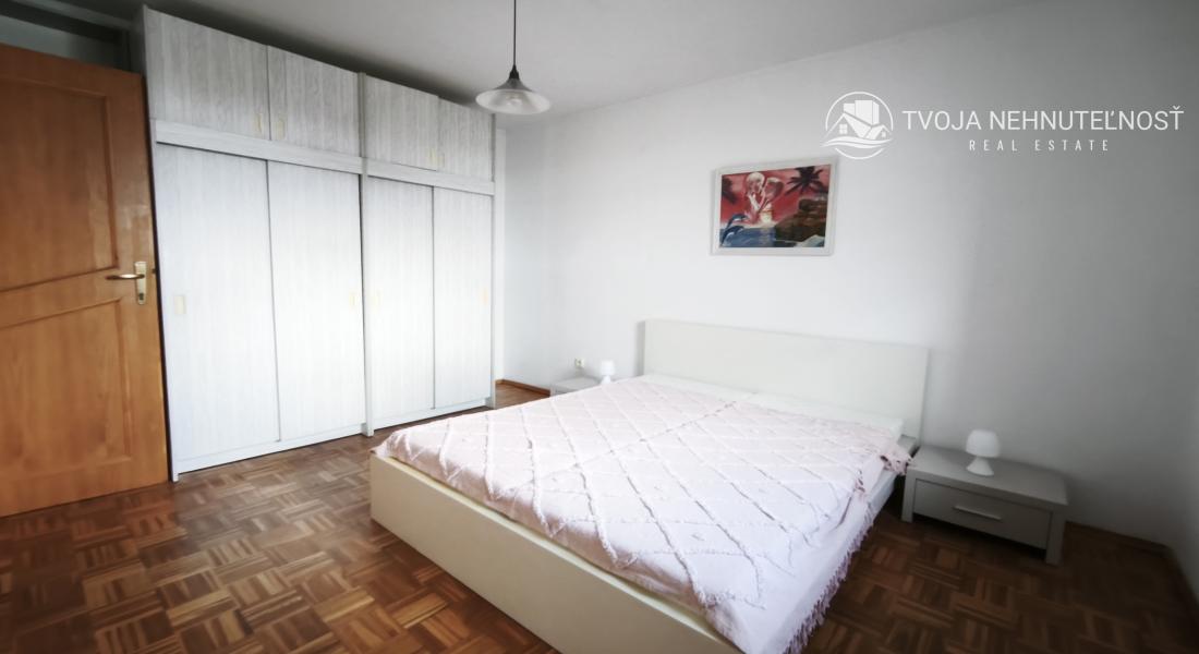 Ihneď voľný 3 izbový priestranný byt s veľkým balkónom, Veselá ulica, zariadený