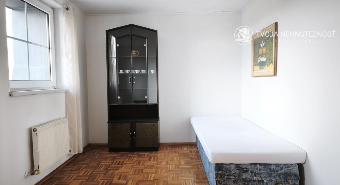 Ihneď voľný 3 izbový priestranný byt s veľkým balkónom, Veselá ulica, zariadený