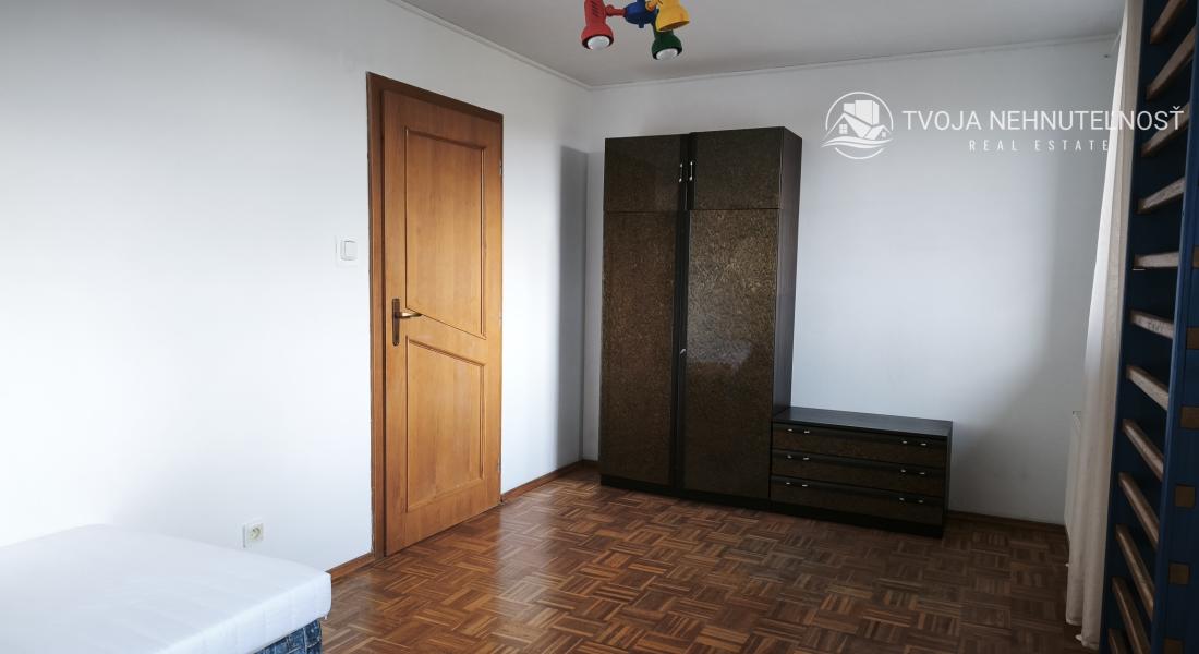 Ihneď voľný 3 izbový priestranný byt s veľkým balkónom, Veselá ulica, zariadený