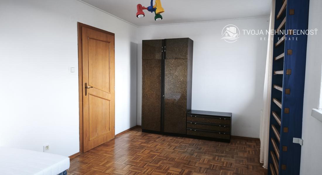 Ihneď voľný 3 izbový priestranný byt s veľkým balkónom, Veselá ulica, zariadený