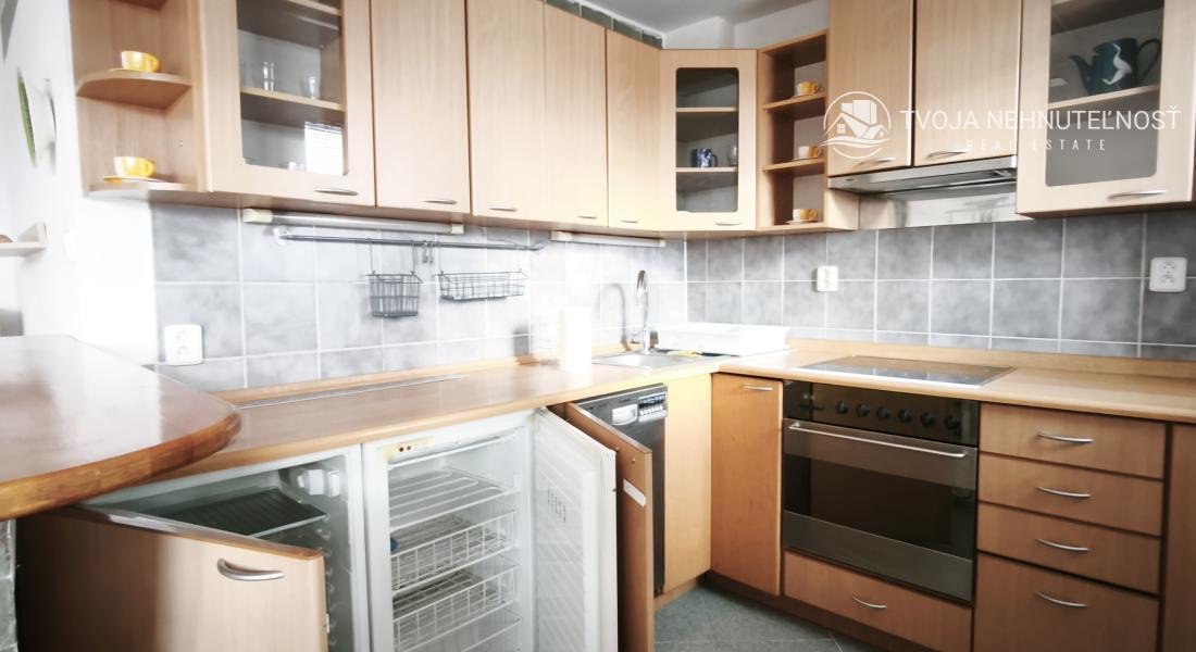 Ihneď voľný 3 izbový priestranný byt s veľkým balkónom, Veselá ulica, zariadený