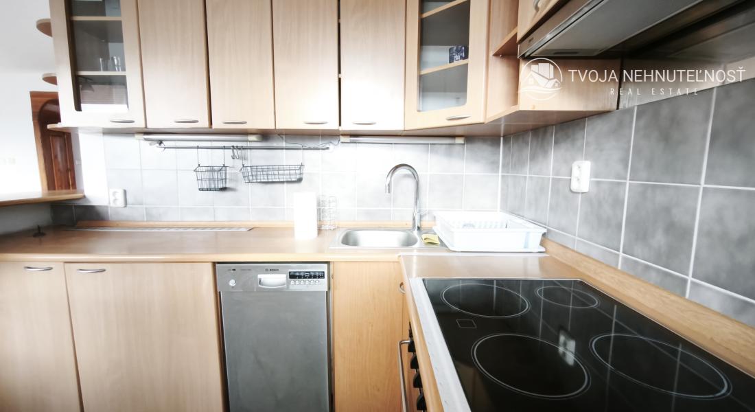 Ihneď voľný 3 izbový priestranný byt s veľkým balkónom, Veselá ulica, zariadený