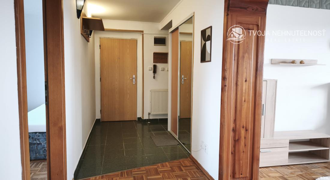 Ihneď voľný 3 izbový priestranný byt s veľkým balkónom, Veselá ulica, zariadený