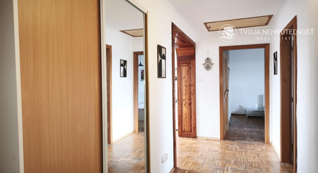 Ihneď voľný 3 izbový priestranný byt s veľkým balkónom, Veselá ulica, zariadený