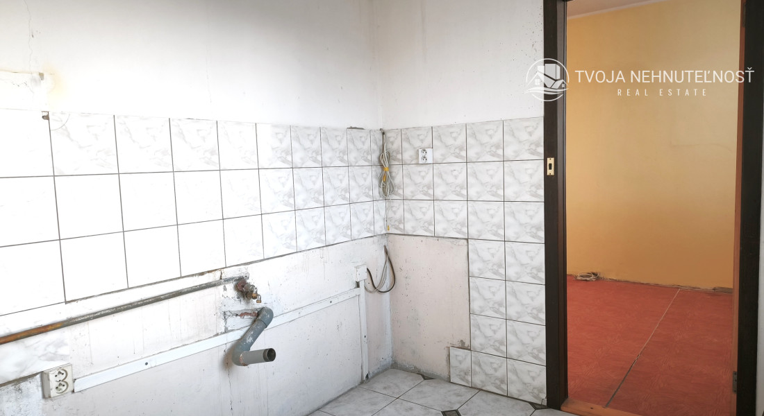 Na predaj lukratívny 4 izbový byt s nadrozmernou loggiou, Mirka Nešpora pri MŠ, pôvodný stav