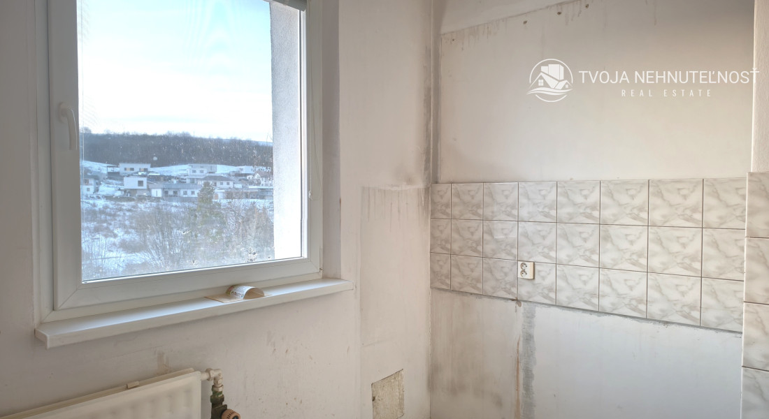 Na predaj lukratívny 4 izbový byt s nadrozmernou loggiou, Mirka Nešpora pri MŠ, pôvodný stav