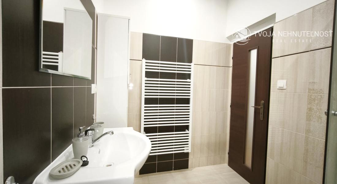 Atypický viacúrovňový mezonet v centre mesta pre 4-6 ľudí, Slovenská ulica, s parkovaním