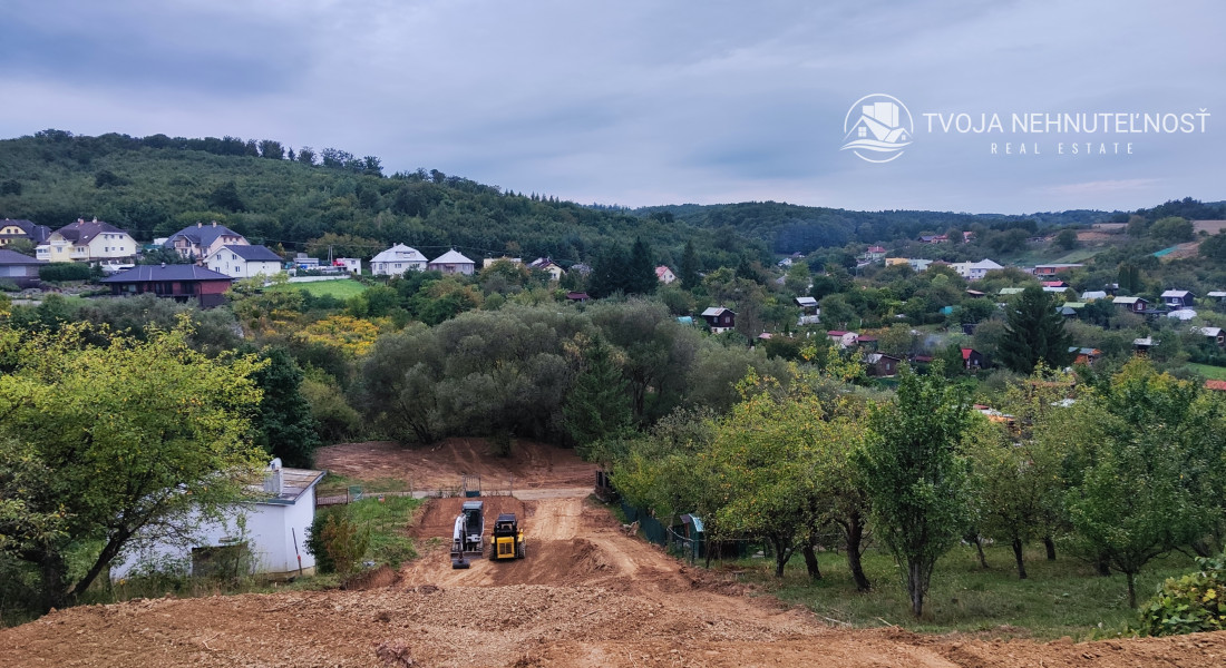 Stavebný pozemok Prešov, Zajačia ulica, vhodný na terasovú výstavbu, s nádherným výhľadom