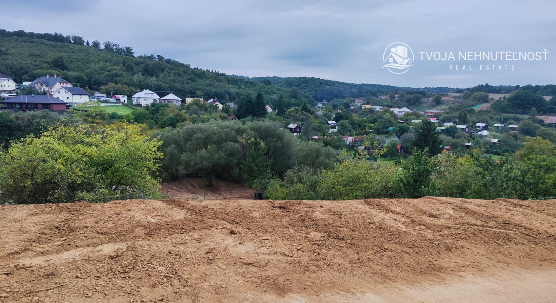Stavebný pozemok Prešov, Zajačia ulica, vhodný na terasovú výstavbu, s nádherným výhľadom