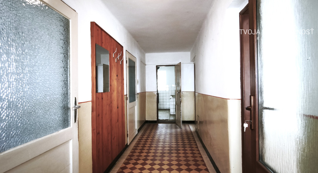 Dvojgeneračný 6 izbový dom s možnosťou rozdelenia na dva samostatné byty, 13 km od PO, v obci Lada