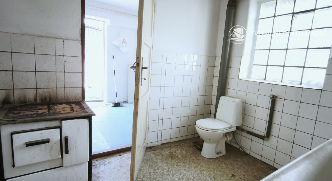 Dvojgeneračný 6 izbový dom s možnosťou rozdelenia na dva samostatné byty, 13 km od PO, v obci Lada