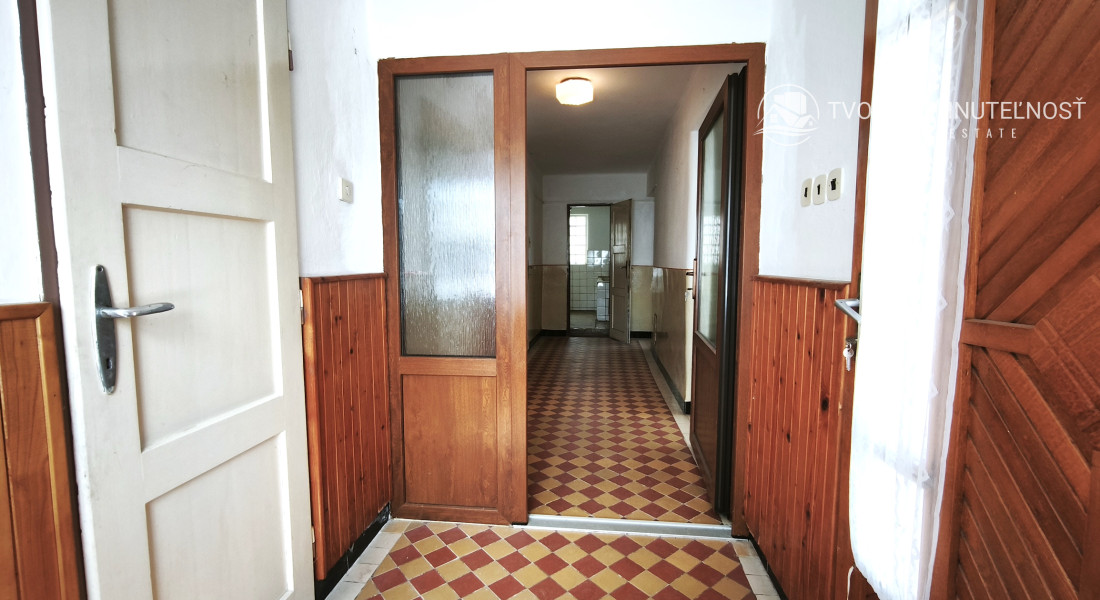 Dvojgeneračný 6 izbový dom s možnosťou rozdelenia na dva samostatné byty, 13 km od PO, v obci Lada